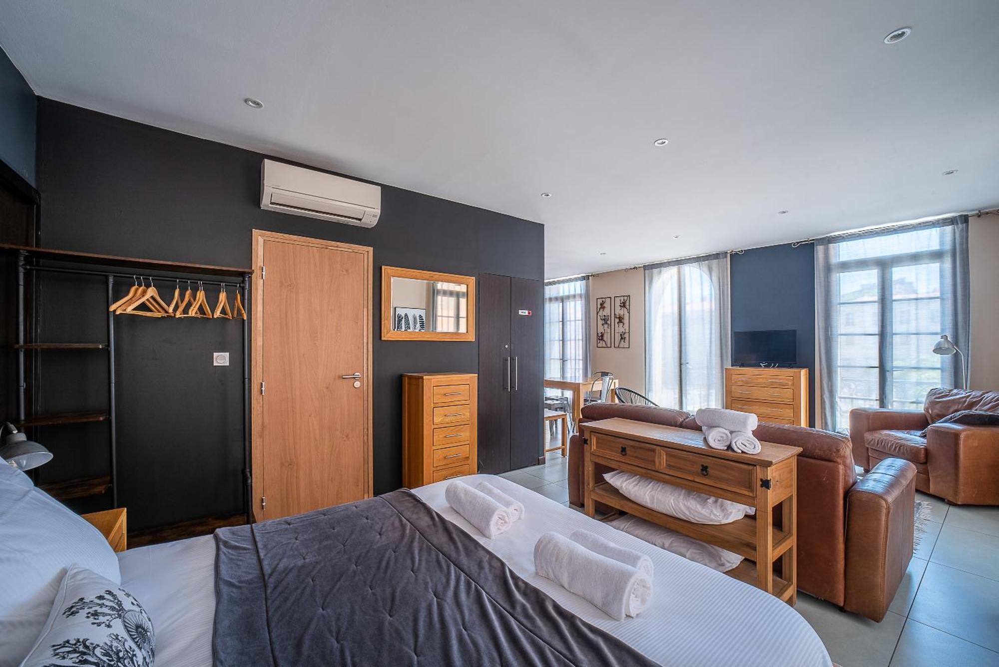 Suites Coronell D'En Vila بيربينيو المظهر الخارجي الصورة